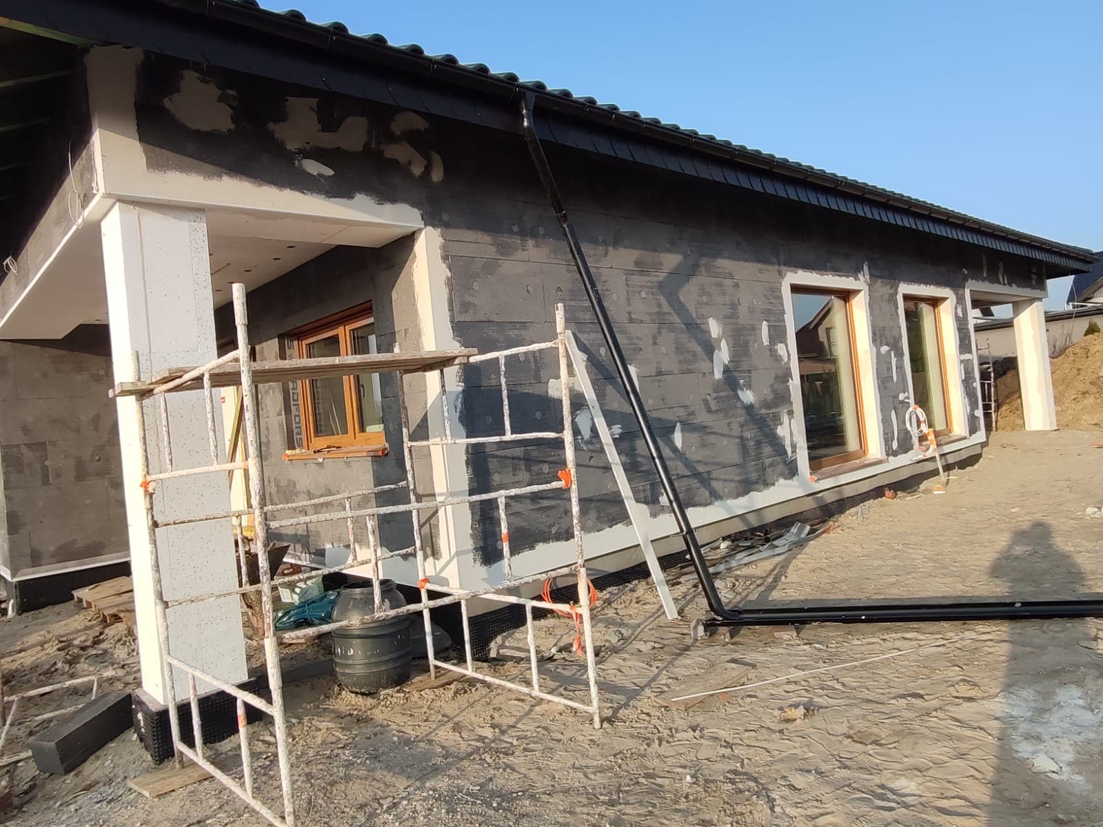 Elewacja domu jednorodzinnego w trakcie budowy