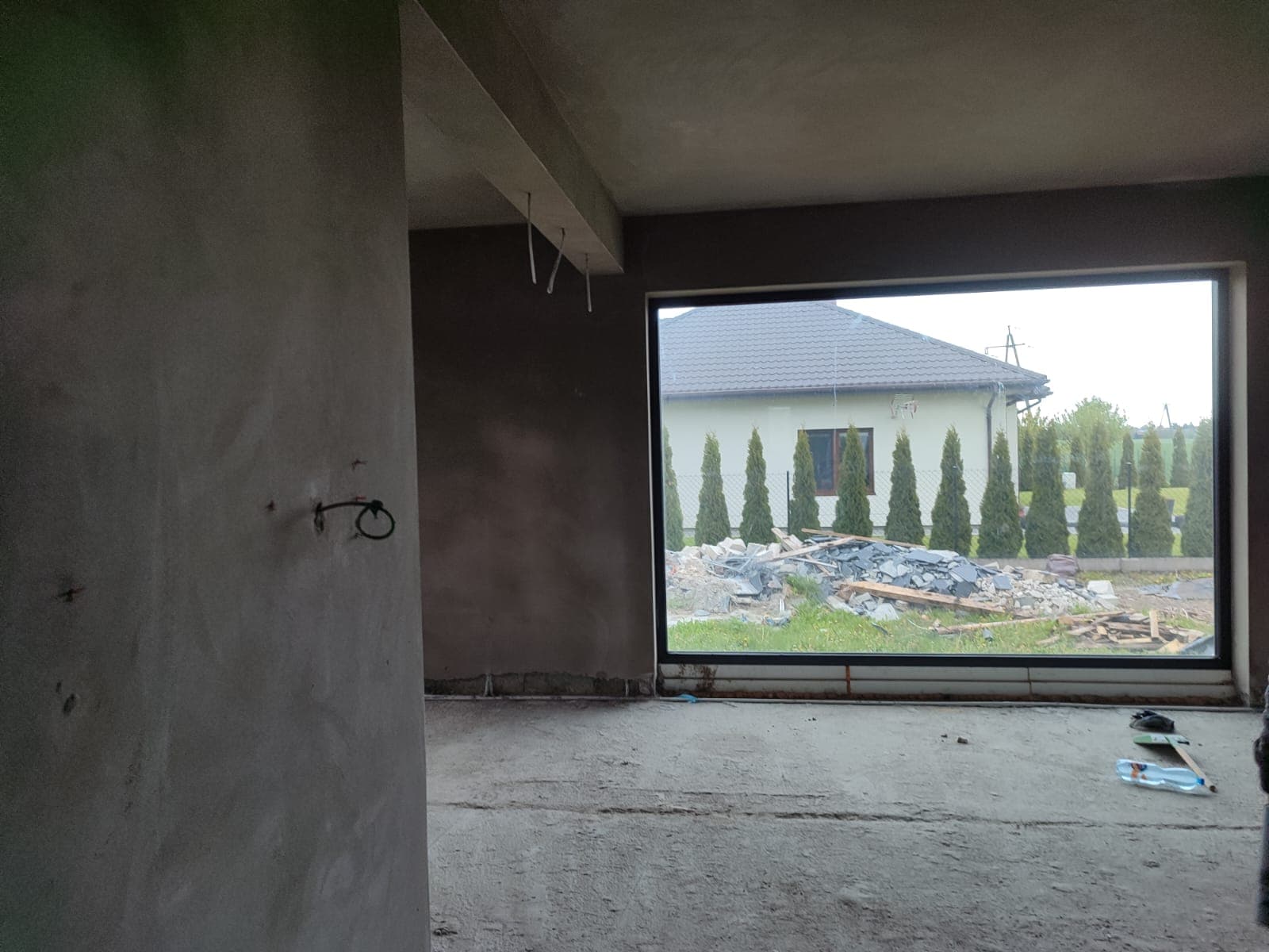 Tynk cementowy na kolumnie z widokiem na ogród