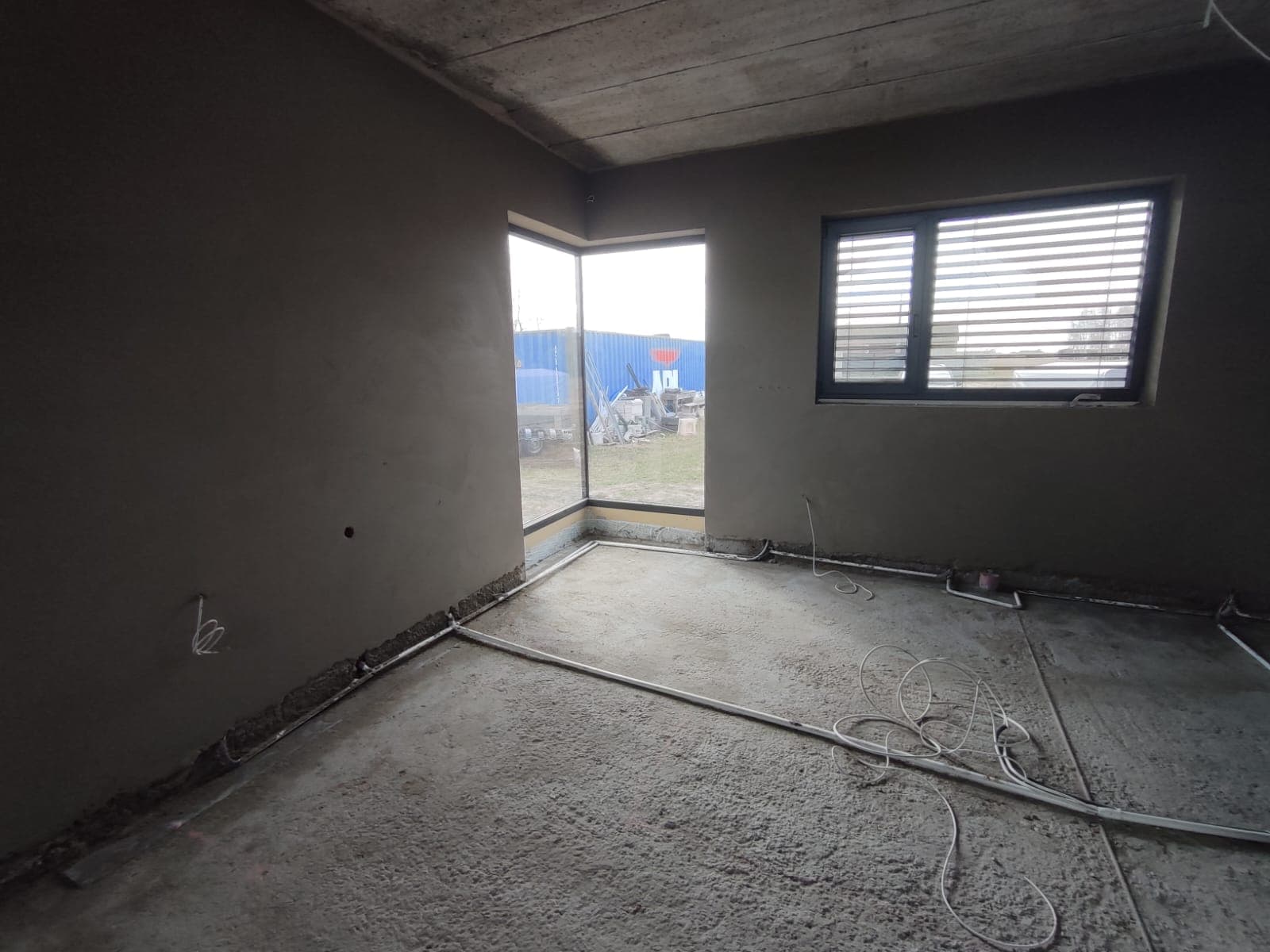 Tynk cementowy w pokoju z drzwiami balkonowymi