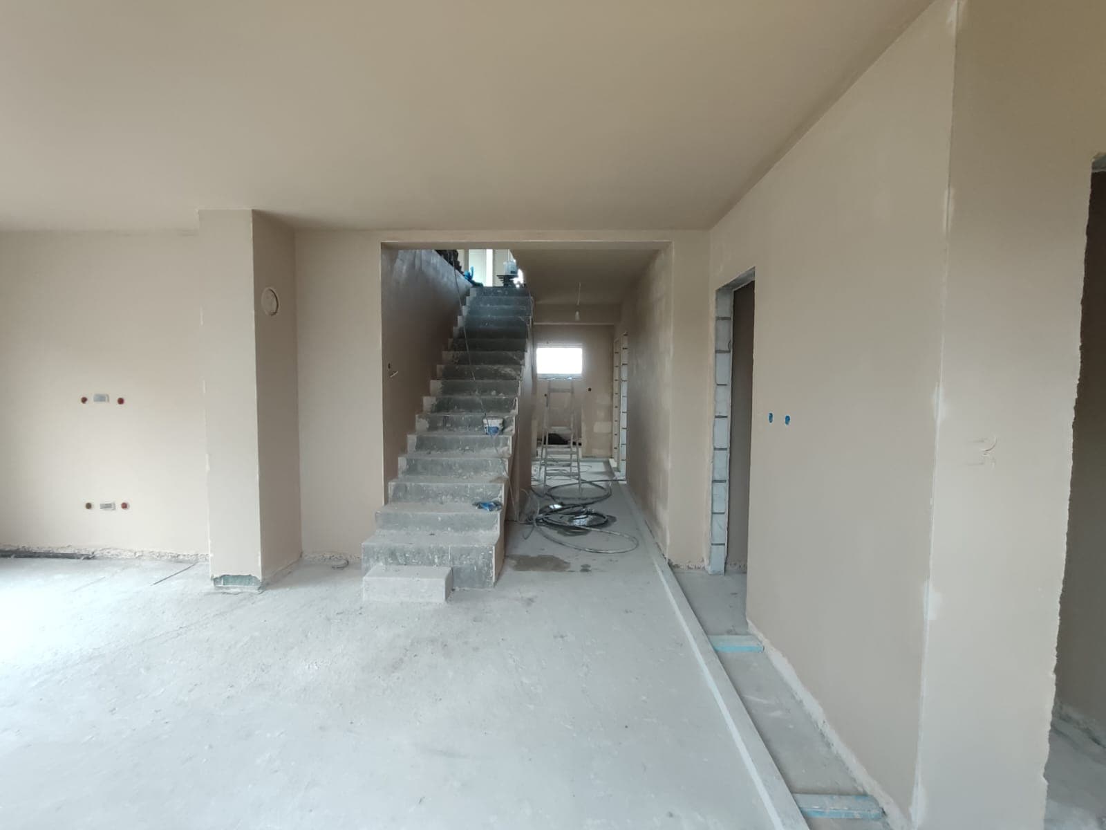 Tynk gipsowy w korytarzu ze schodami