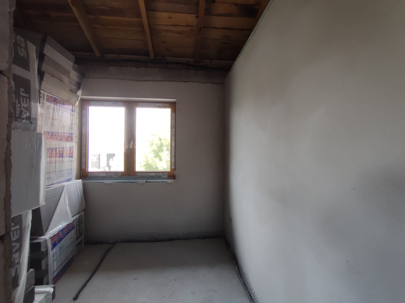 Tynk gipsowy w pokoju z materiałami budowlanymi