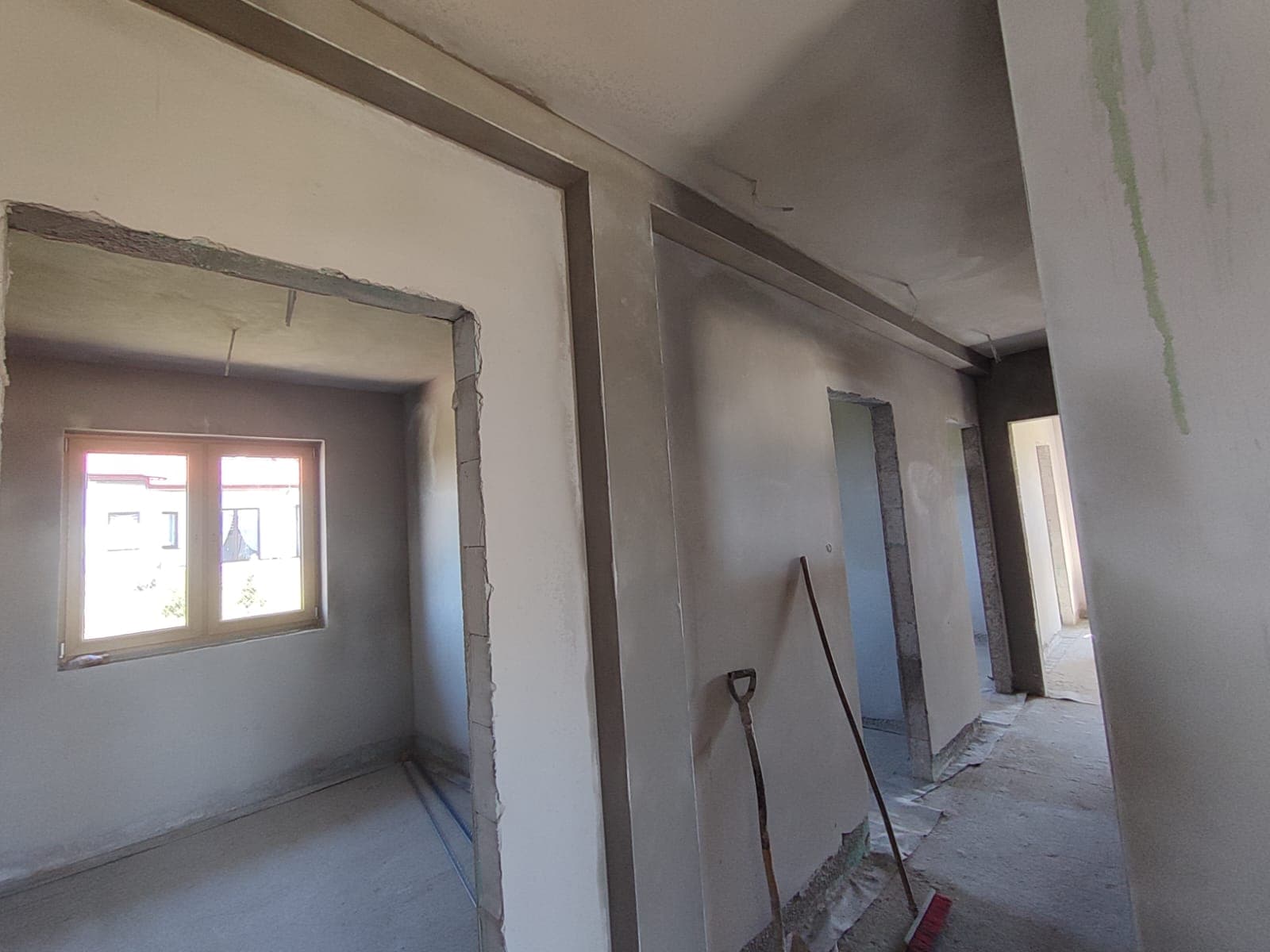 Tynki w korytarzu z ościeżnicami i pokojami