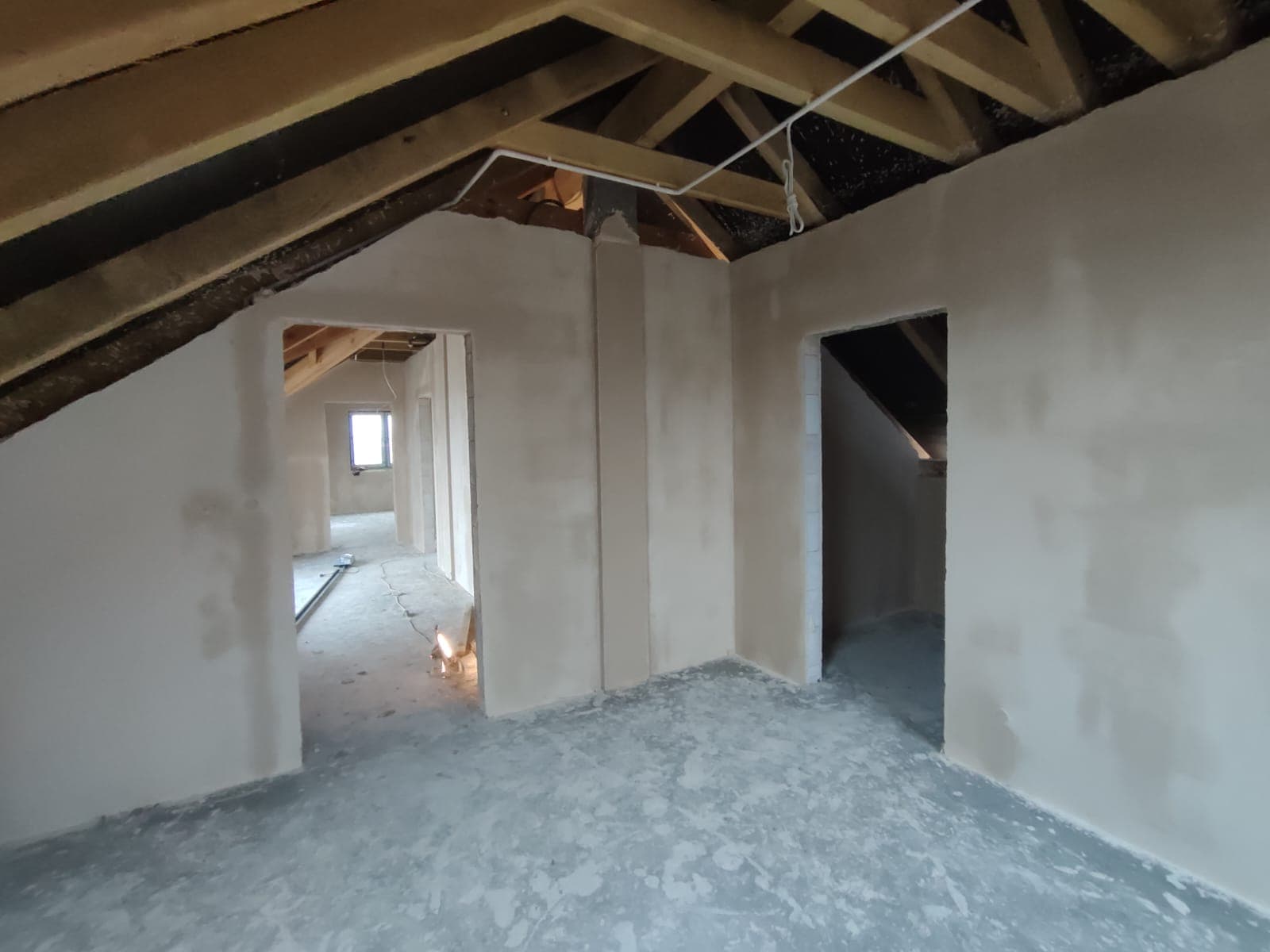 Tynki na poddaszu z korytarzem i pokojami