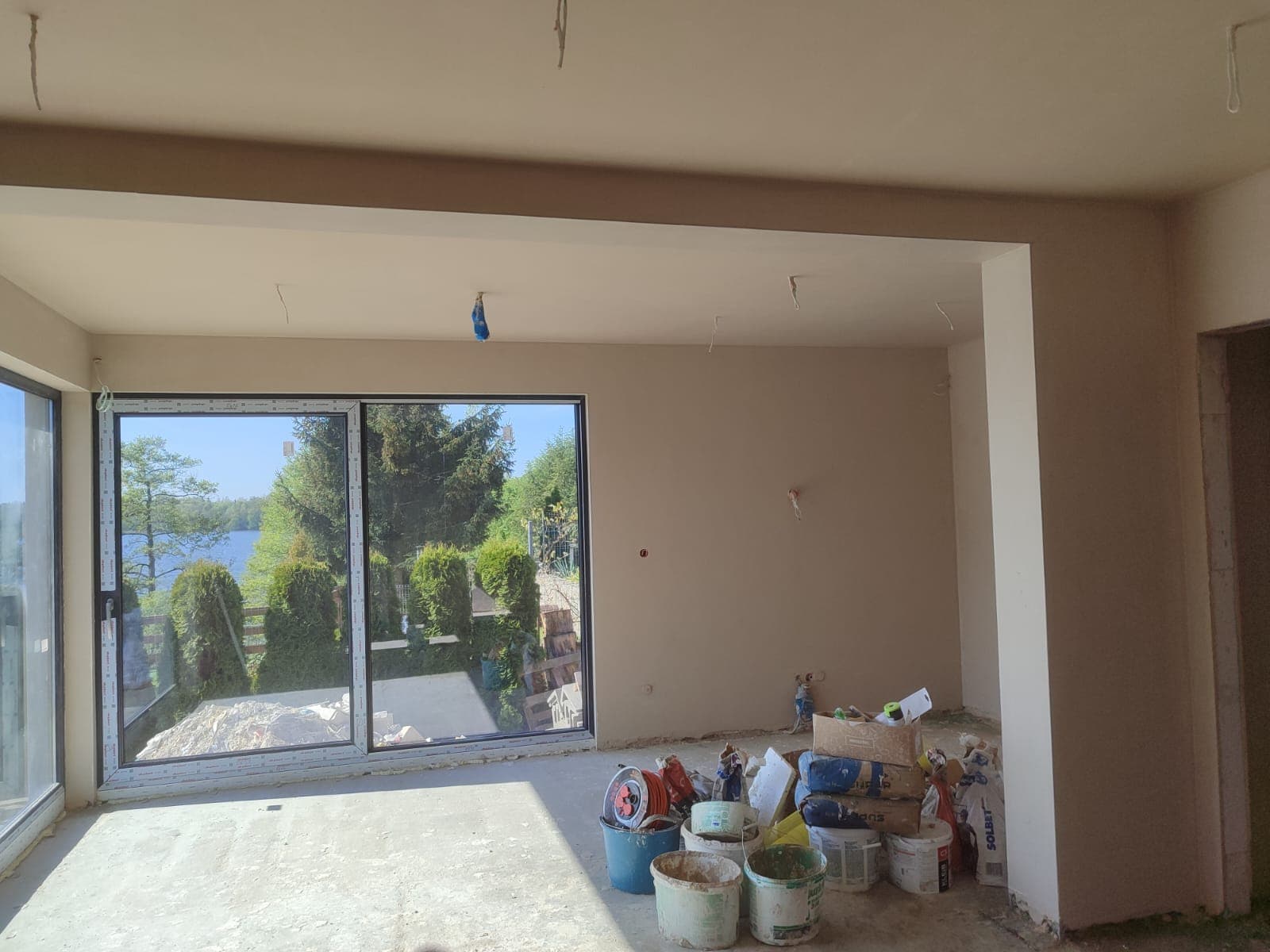 Tynki gipsowe w salonie z panoramicznymi oknami